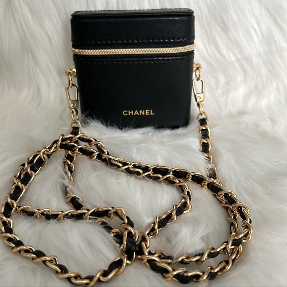 Super cute Chanel Beauty Lipstick Bag w/Chain 💄